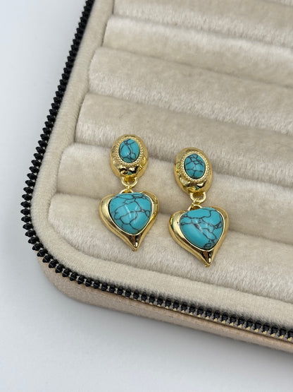 İTHAL KALP DETAYLI FİRUZE TAŞ GÖRÜNÜMLÜ KÜPE