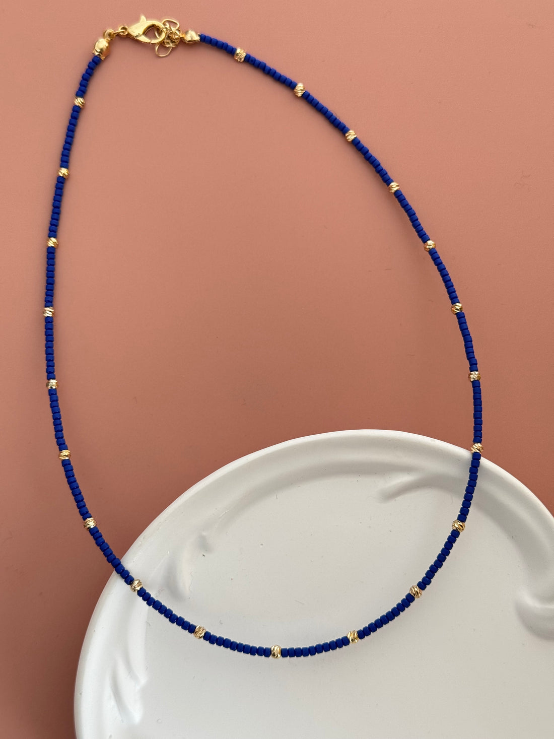 LUNE ALTIN KAPLAMA DORİKA DETAYLI LACİVERT BONCUK KOLYE