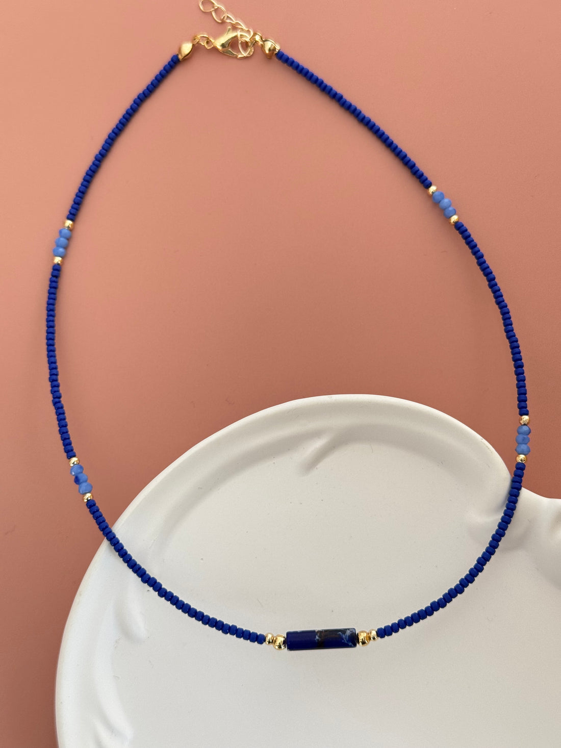 MARA LACİVERT DOĞAL TAŞ DETAYLI BONCUK KOLYE