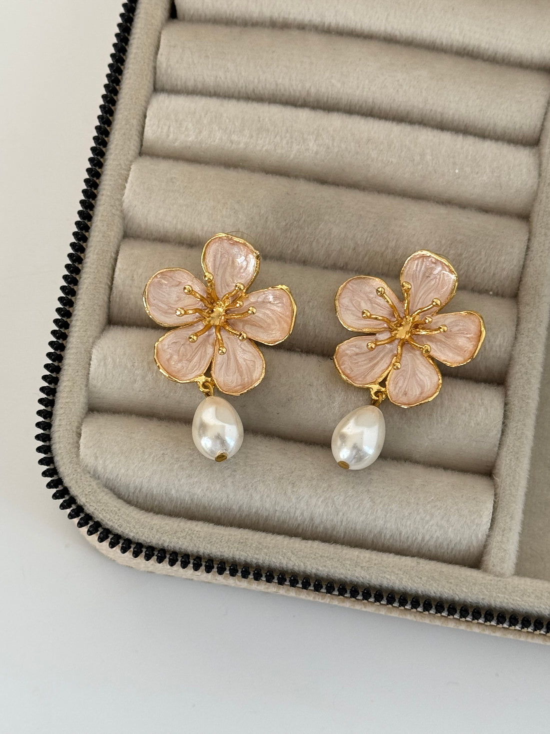 MENEKŞE MODEL İNCİ DETAYLI KREM ALTIN KAPLAMA KÜPE