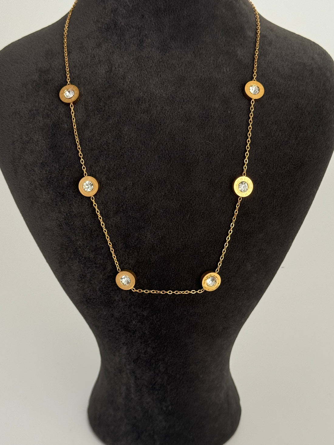 TAŞ DETAYLI GOLD ÇELİK KOLYE