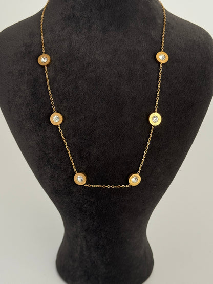 TAŞ DETAYLI GOLD ÇELİK KOLYE