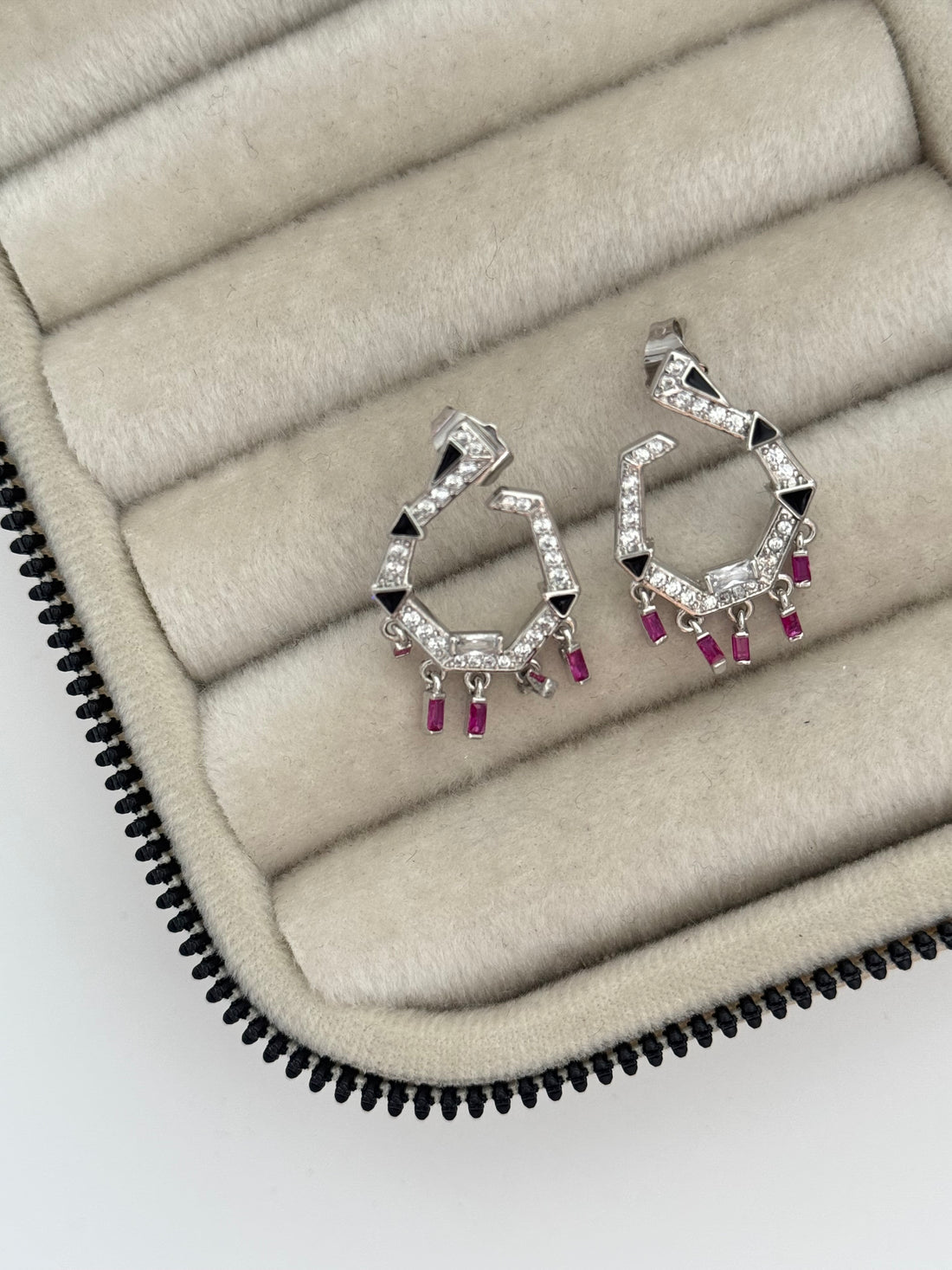 İTHAL FUŞYA TAŞ DETAYLI SİLVER KÜPE