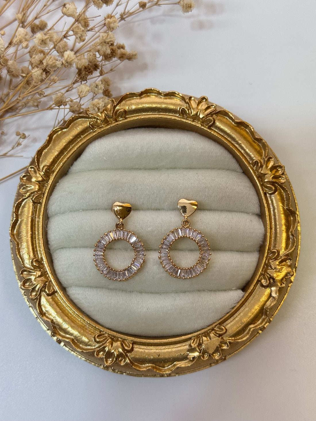 TAŞLI HALKA DETAYLI GOLD KÜPE