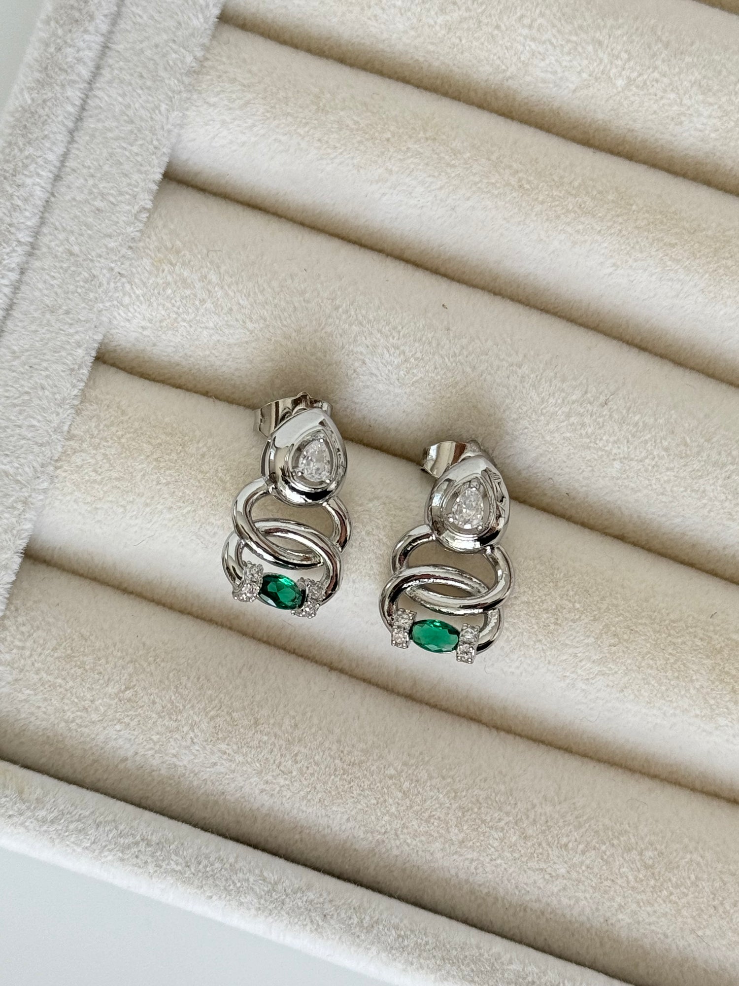 İTHAL YEŞİL TAŞ DETAYLI SİLVER KÜPE