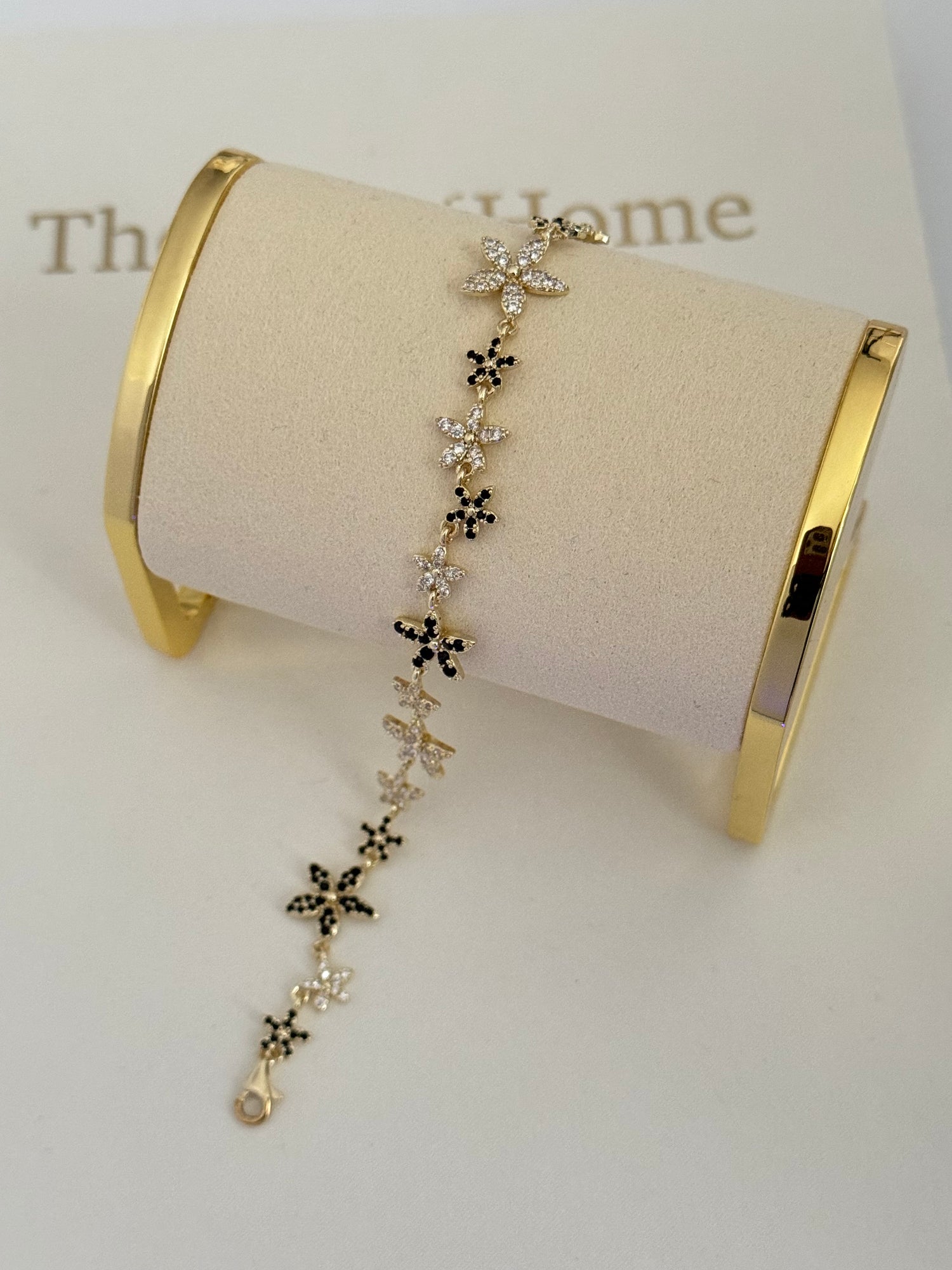 ANAİS YILDIZ DETAYLI SİYAH TAŞLI GOLD BİLEKLİK