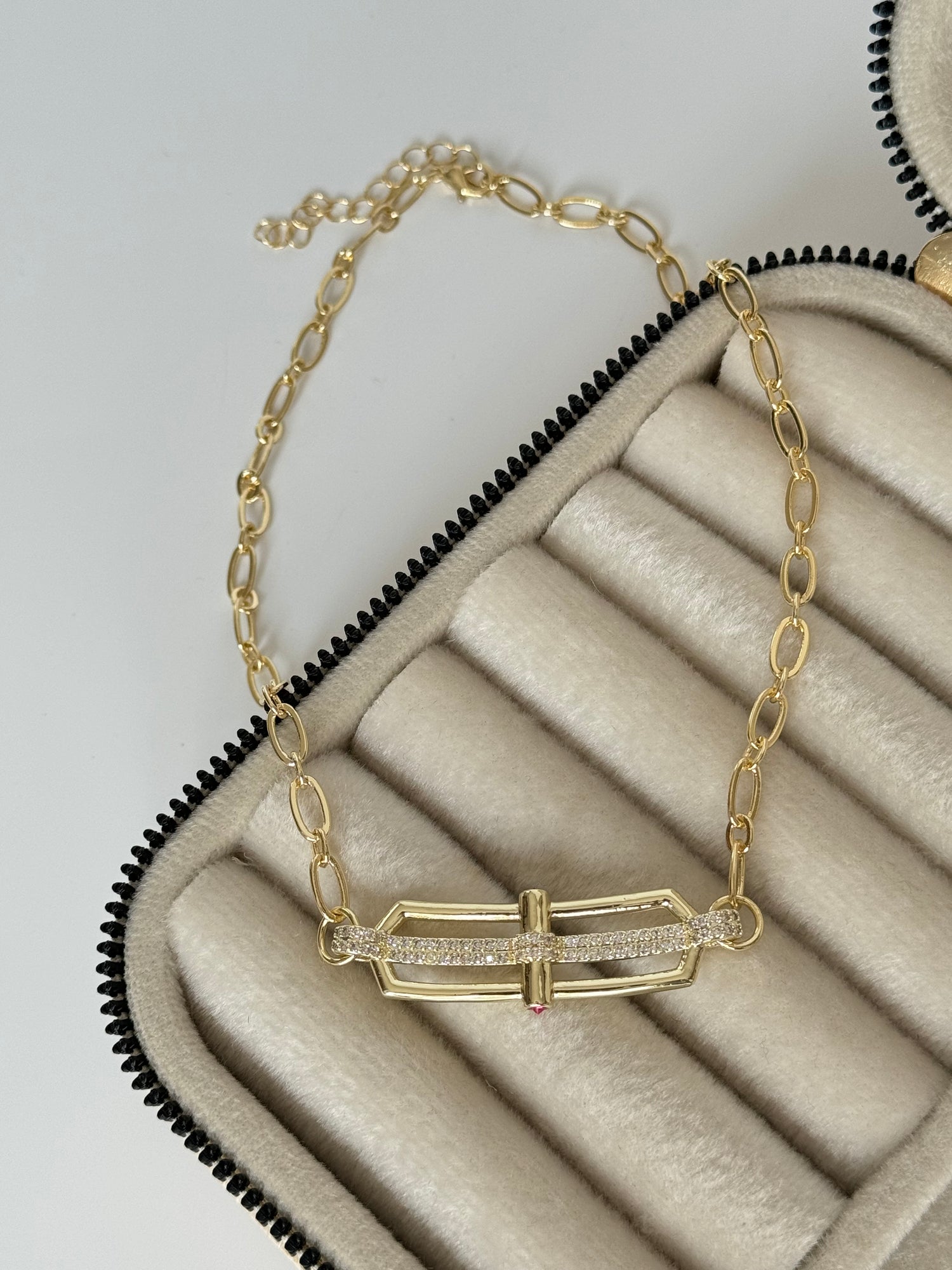 İTHAL DETAYLI GOLD CHOKER KOLYE