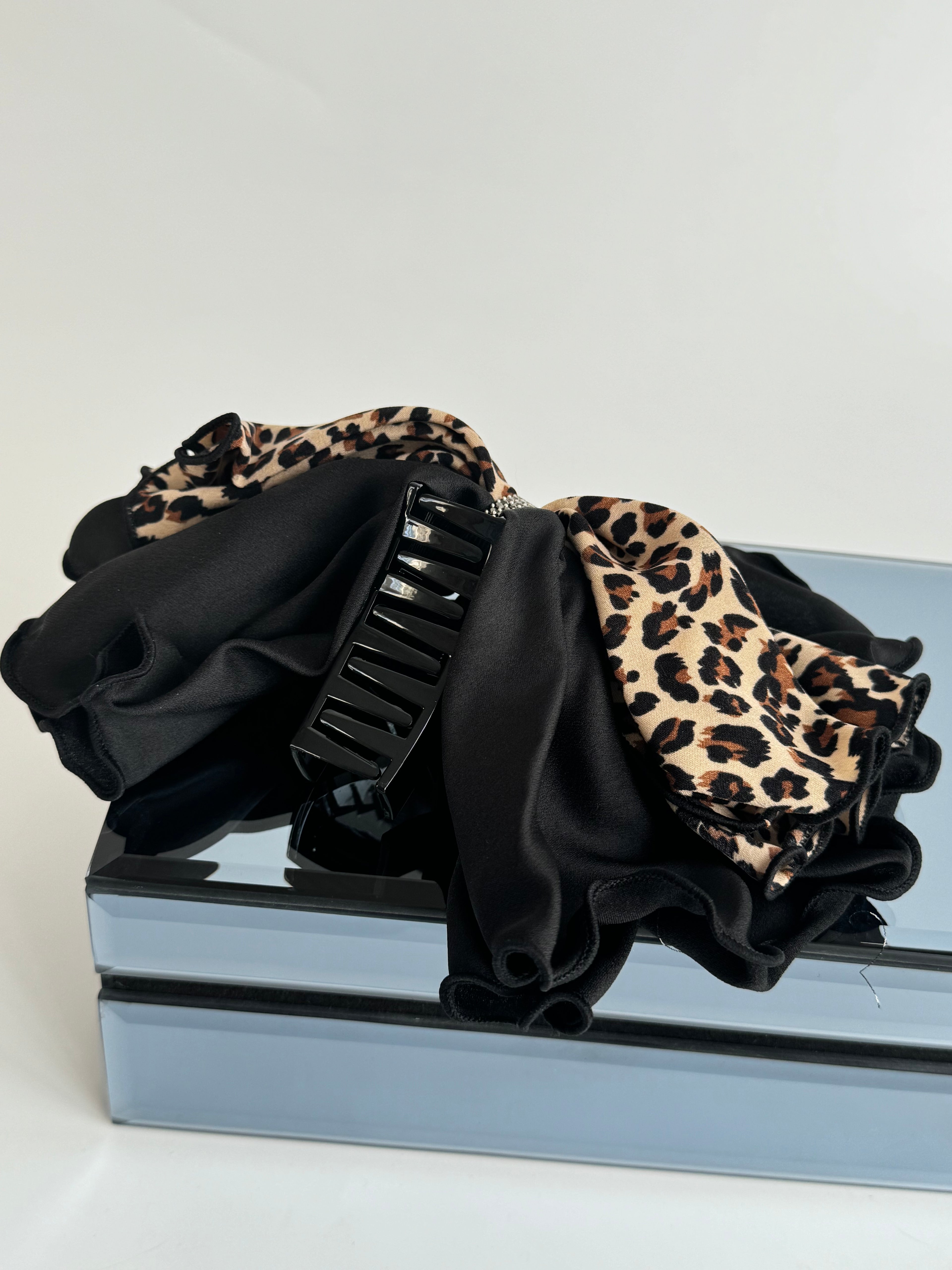 İTHAL FİYONKLU LEOPAR DETAYLI MANDAL TOKA