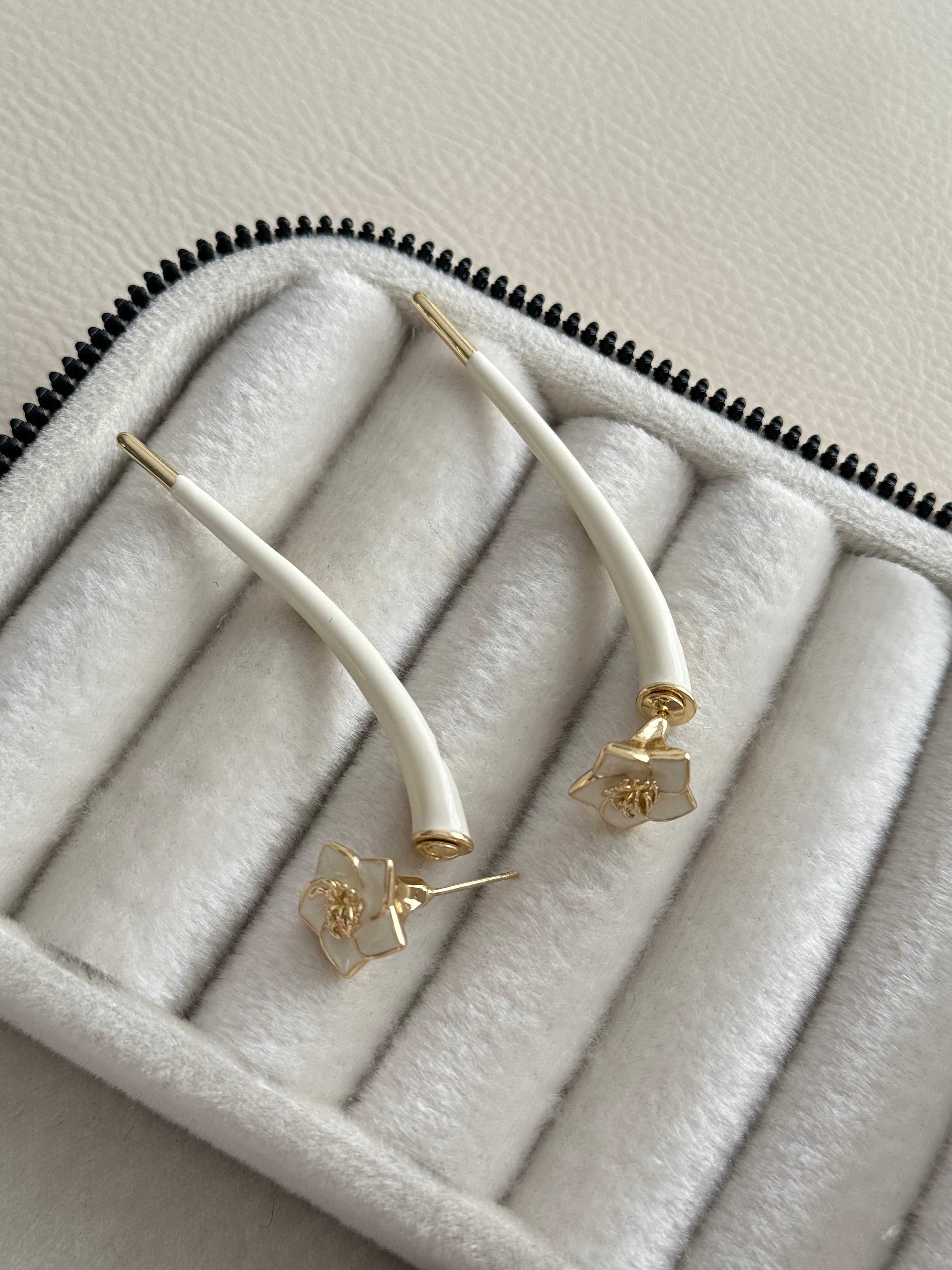 İTHAL BEYAZ MİNELİ ÇİÇEK DETAYLI  MARKA MODEL GOLD KÜPE