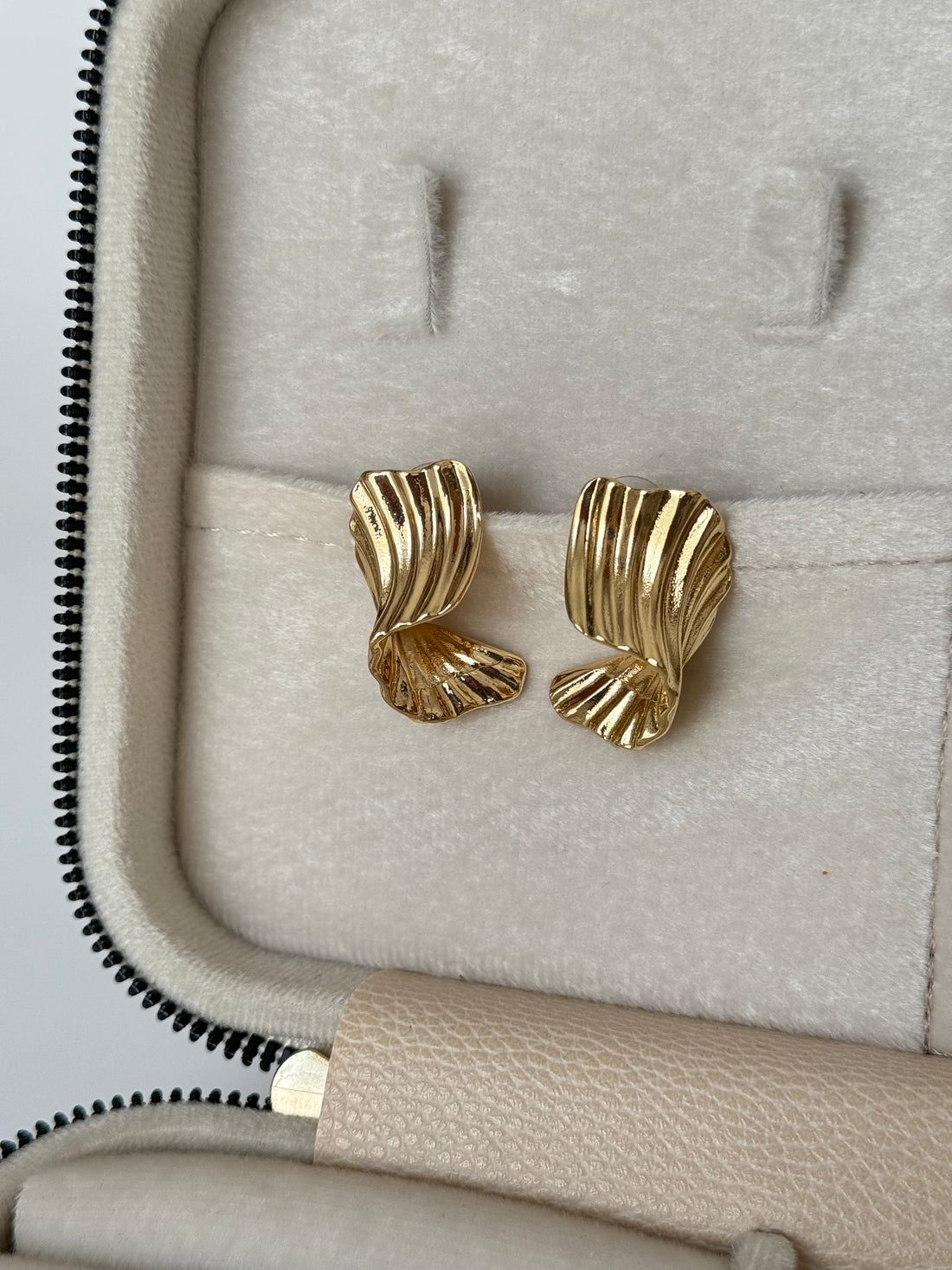 İTHAL DALGA DETAYLI GOLD KÜPE