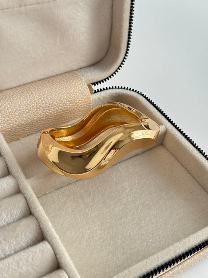 İTHAL ASİMETRİK DETAYLI KALIN GOLD KELEPÇE BİLEZİK