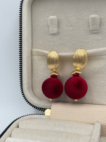İTHAL BORDO KADİFE TOP DETAYLI GOLD KÜPE
