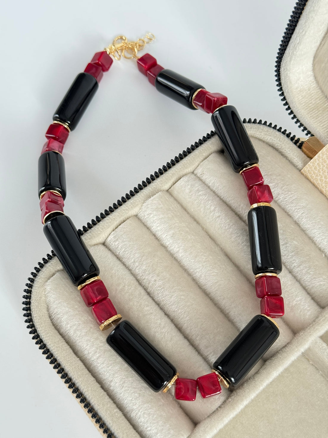 İTHAL BORDO TAŞ DETAYLI SİYAH KEMİK KOLYE