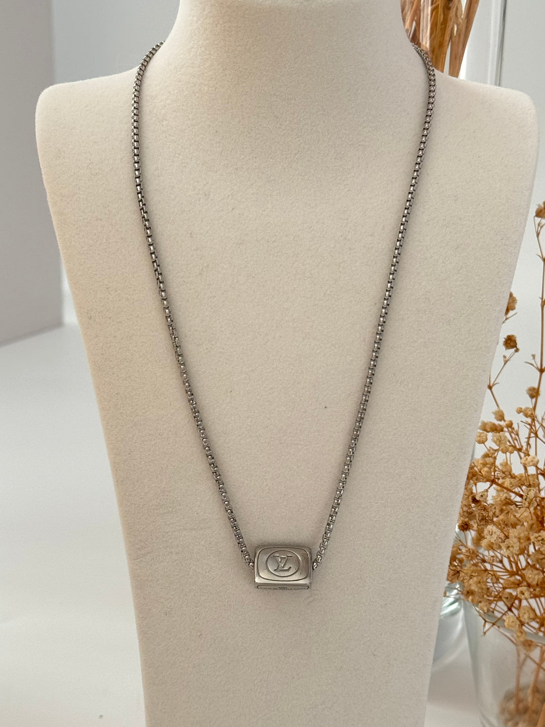 ÜÇGEN DETAYLI MARKA MODEL SİLVER ÇELİK KOLYE