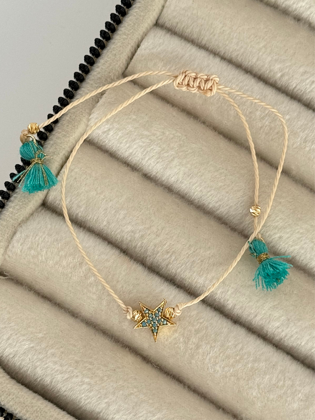 YILDIZ DETAYLI KREM İPLİ BİLEKLİK