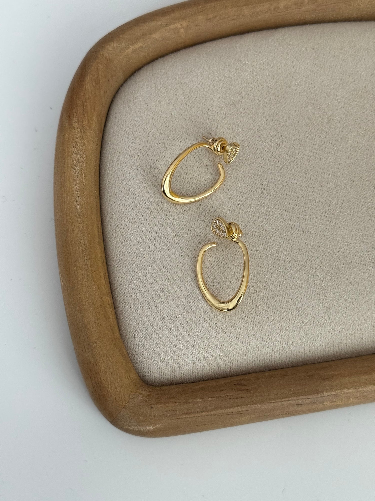 NEGİN TAŞ DETAYLI GOLD KÜPE