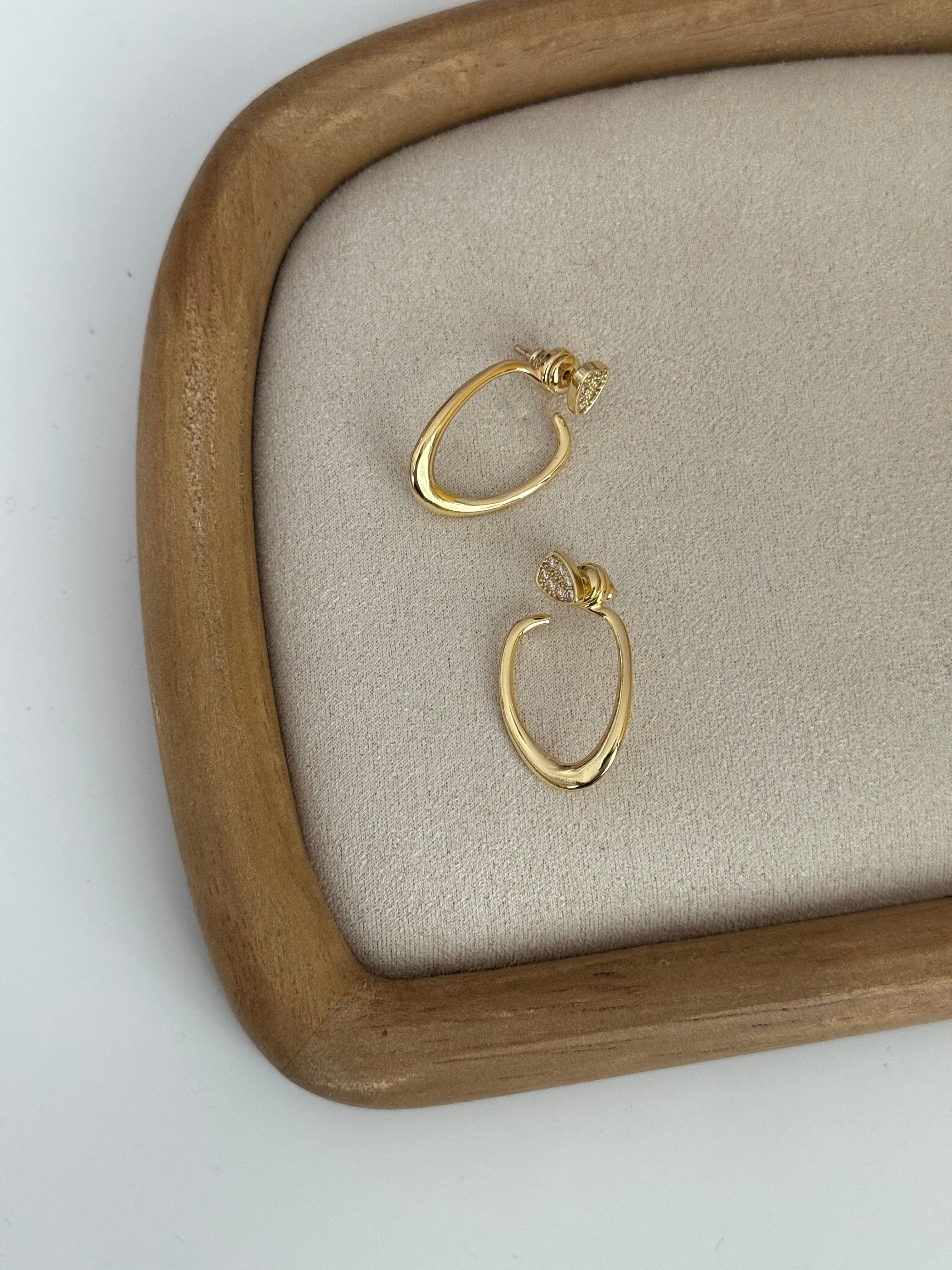 NEGİN TAŞ DETAYLI GOLD KÜPE