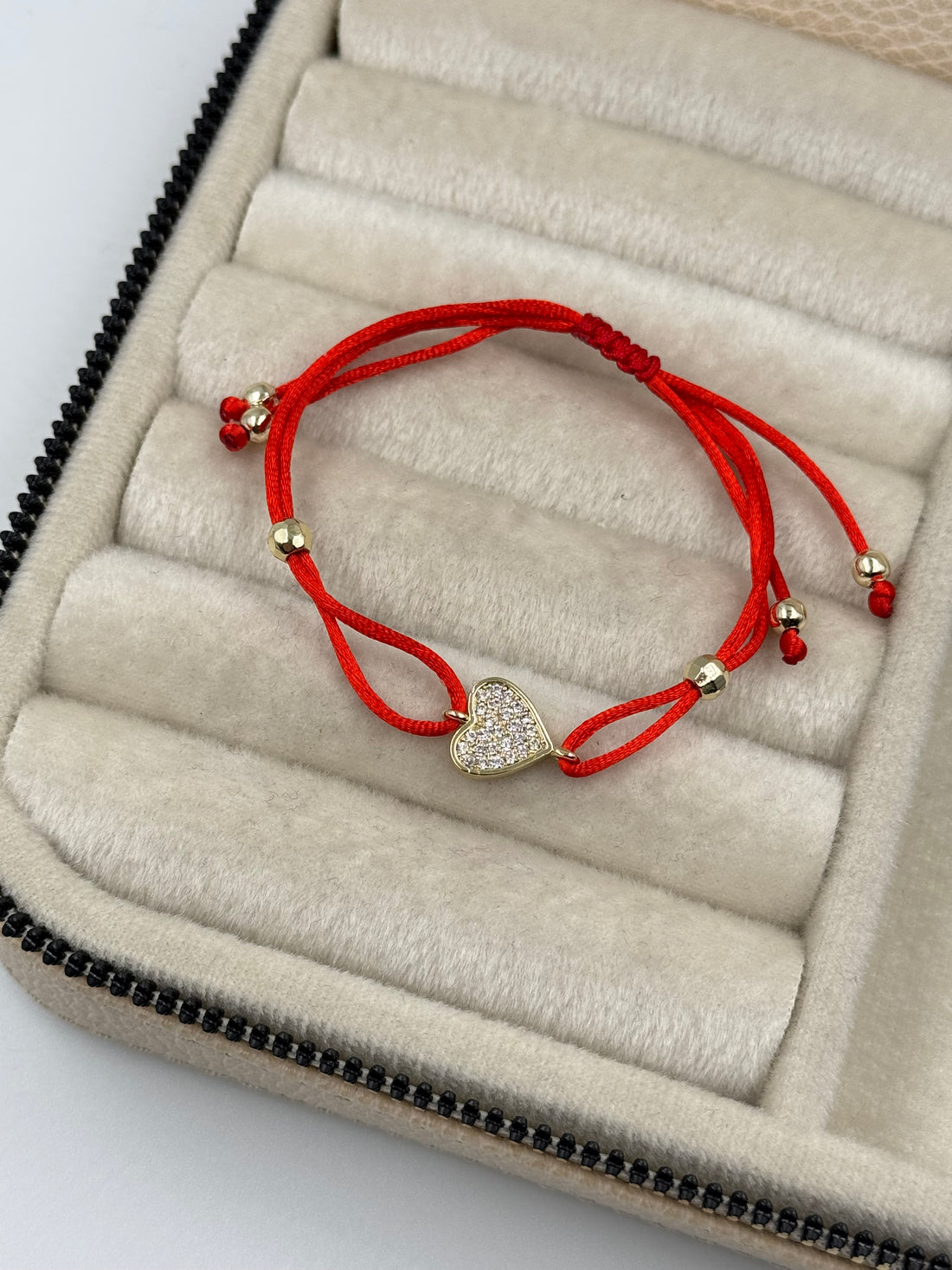 İTHAL KALP DETAYLI KIRMIZI İPLİ AYARLANABİLİR BİLEKLİK