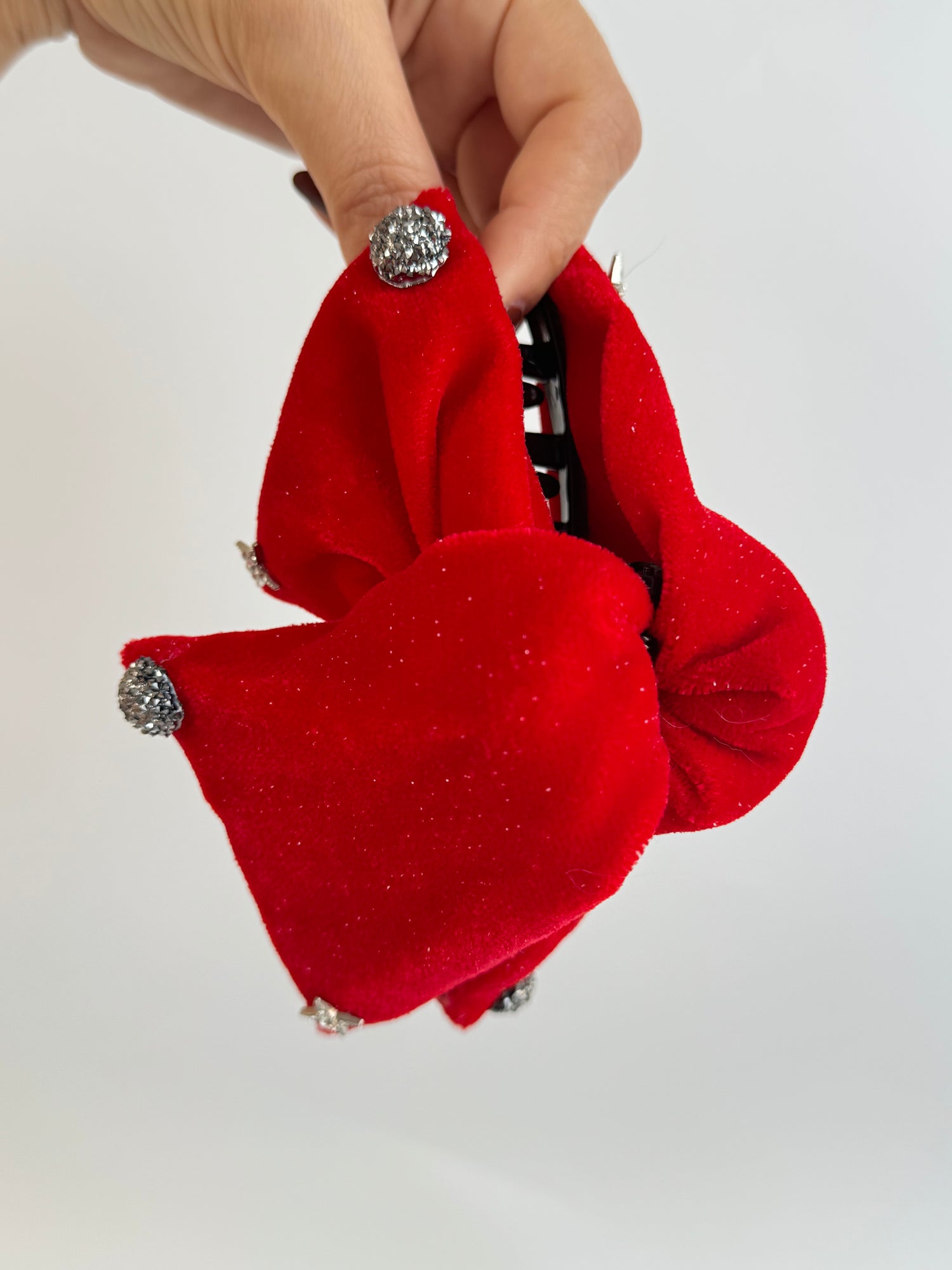 İTHAL KIRMIZI KADİFE TAŞ DETAYLI MANDAL DUBAİ TOKA