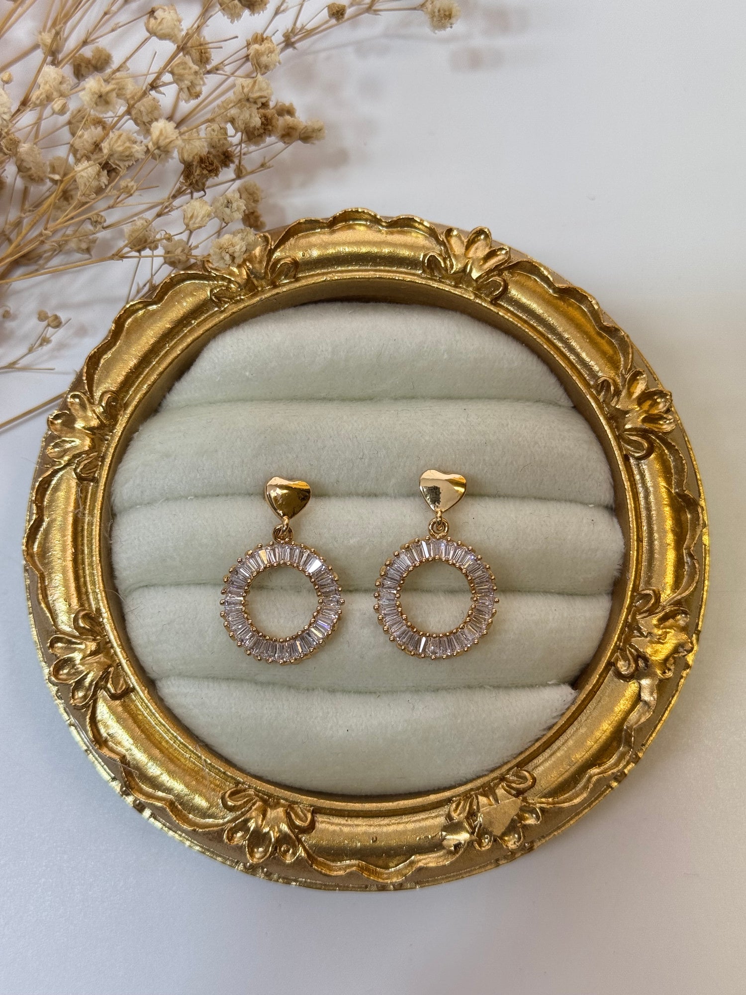 TAŞLI HALKA DETAYLI GOLD KÜPE