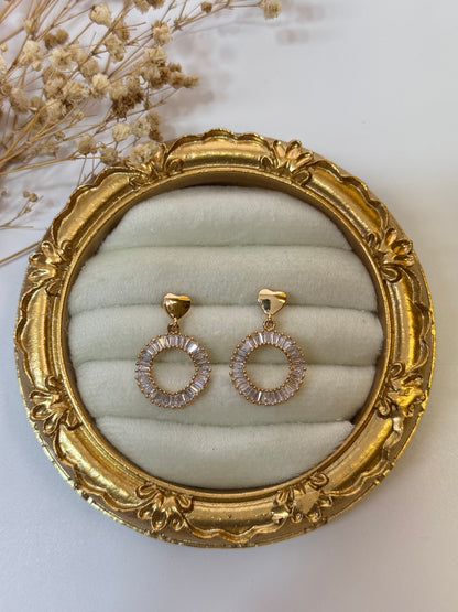 TAŞLI HALKA DETAYLI GOLD KÜPE