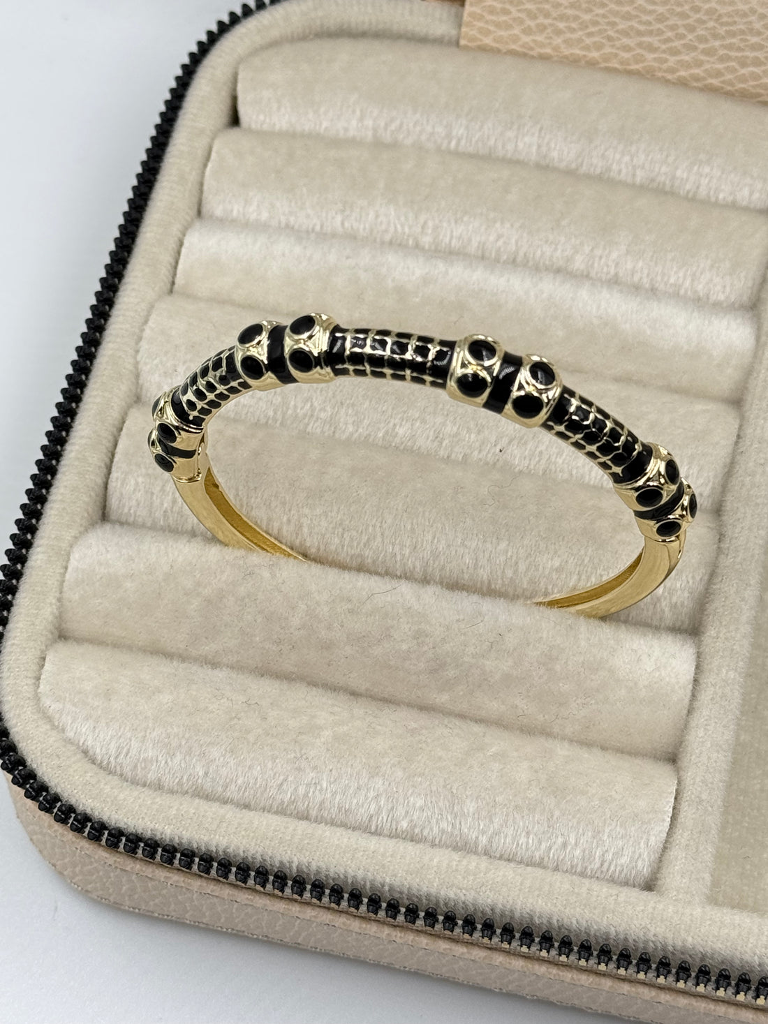 İTHAL SİYAH MİNELİ TAŞ DETAYLI GOLD KELEPÇE BİLEZİK