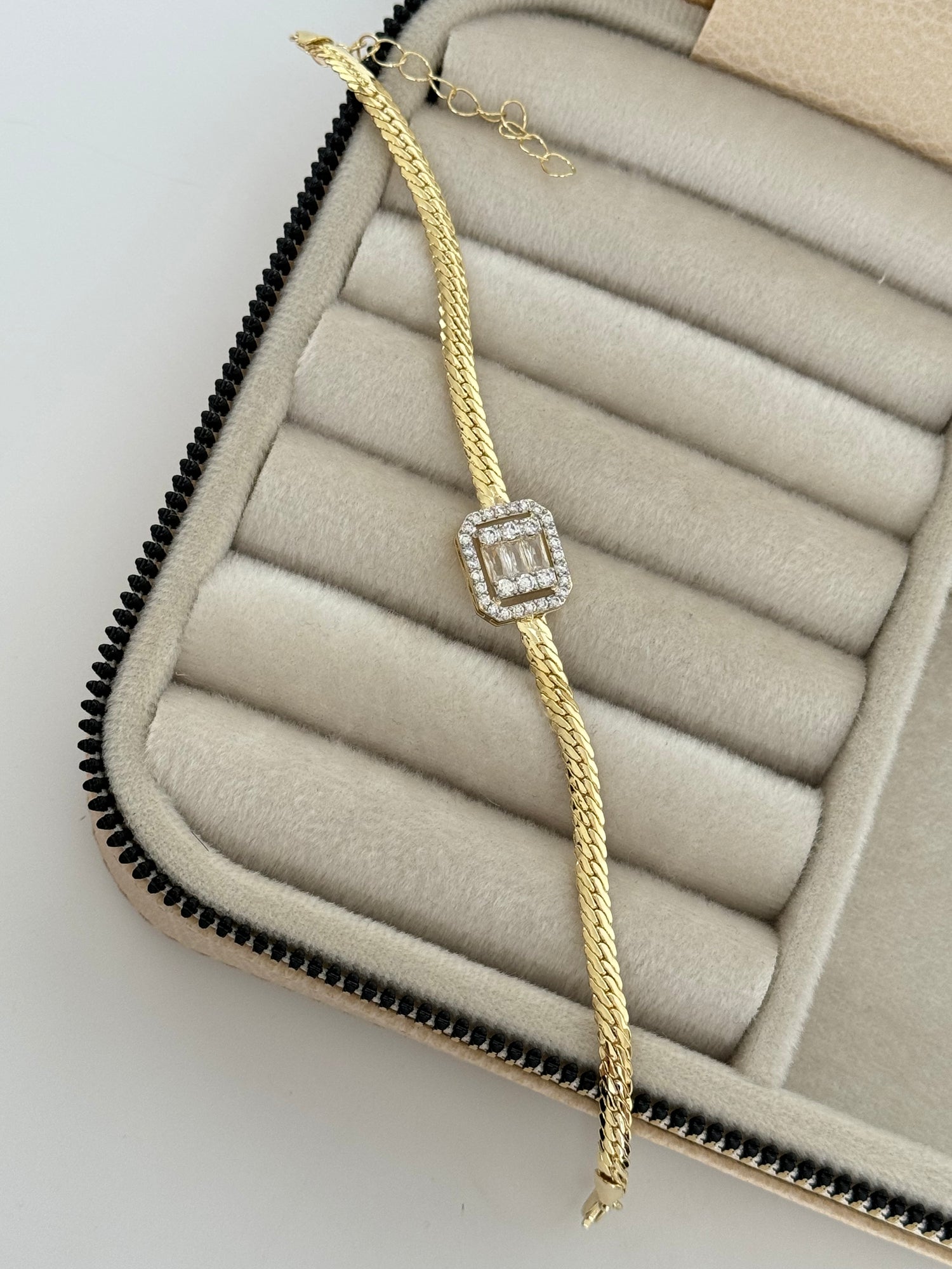 ZEMA BAGET TAŞLI DETAYLI BİLEKLİK