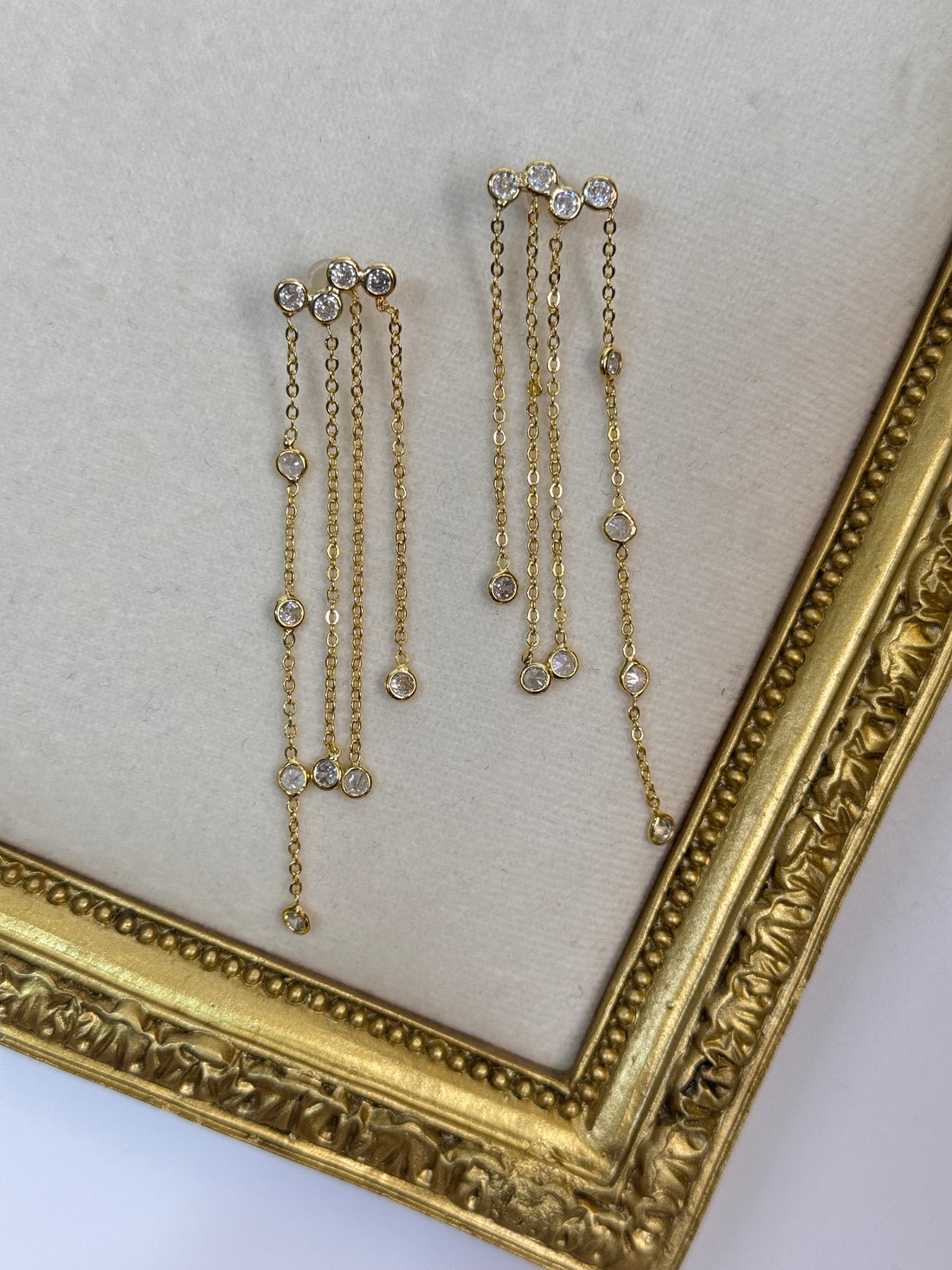 TAŞLI PÜSKÜLLÜ GOLD KÜPE