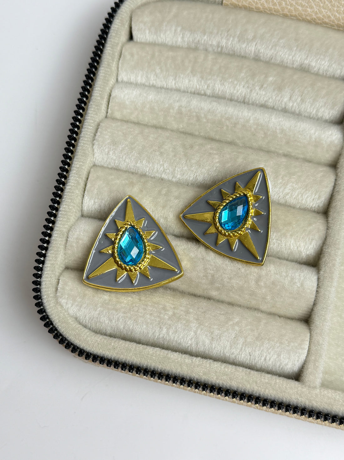 İTHAL ÜÇGEN MAVİ TAŞLI VİNTAGE MARKA MODEL KÜPE