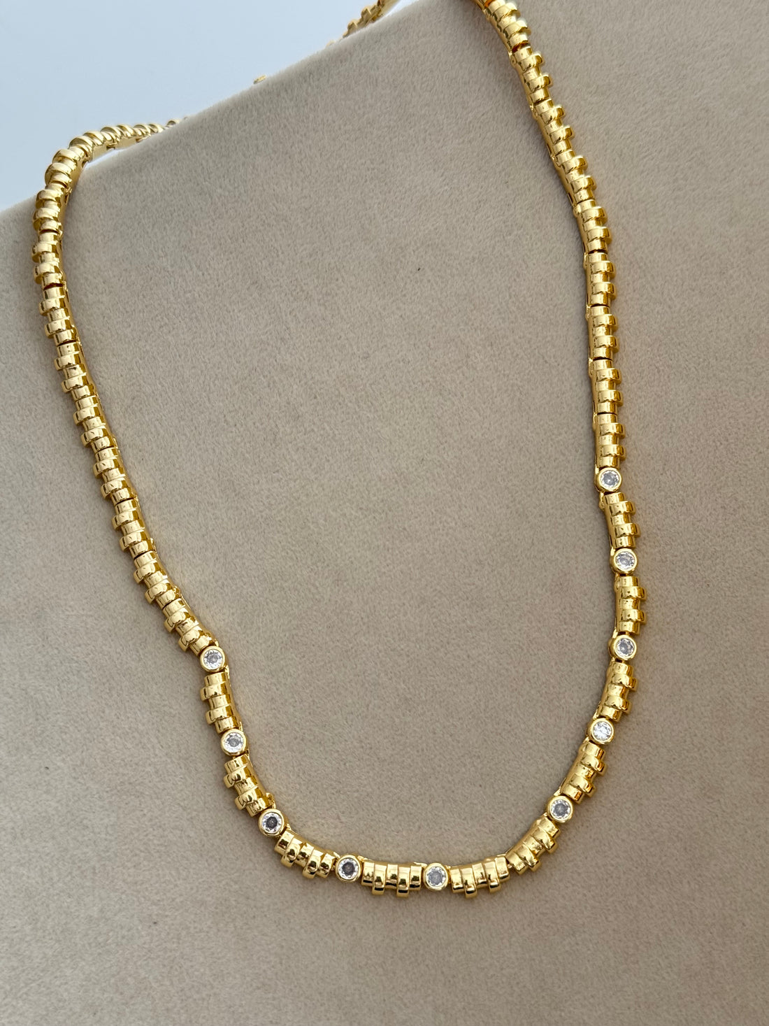 İTHAL TAŞ DETAYLI GOLD KOLYE