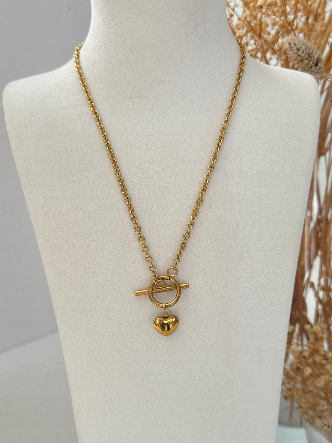 KALP DETAYLI GOLD ÇELİK KOLYE