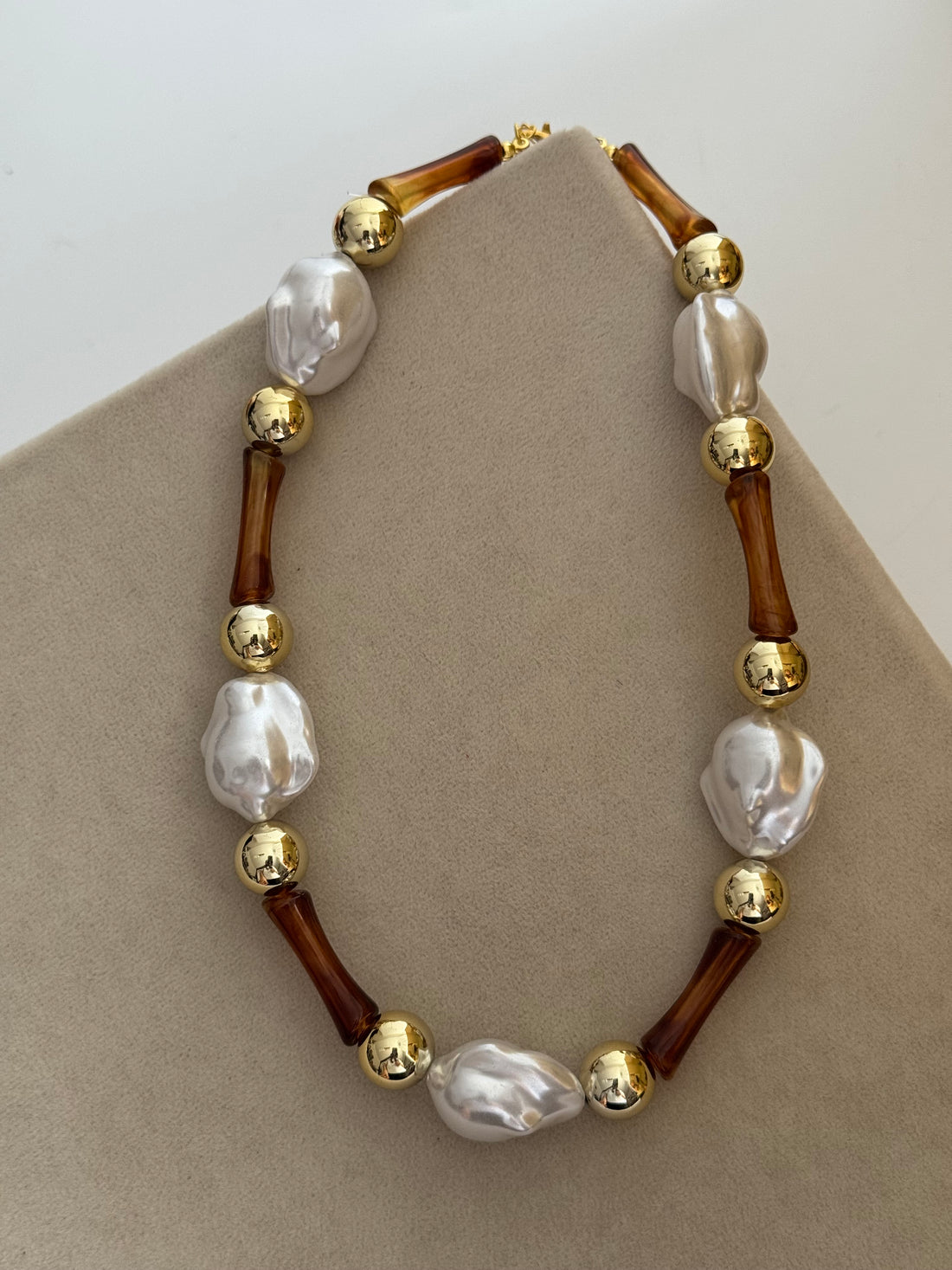 İTHAL İNCİ DETAYLI KAHVERENGİ GOLD TOP KOLYE