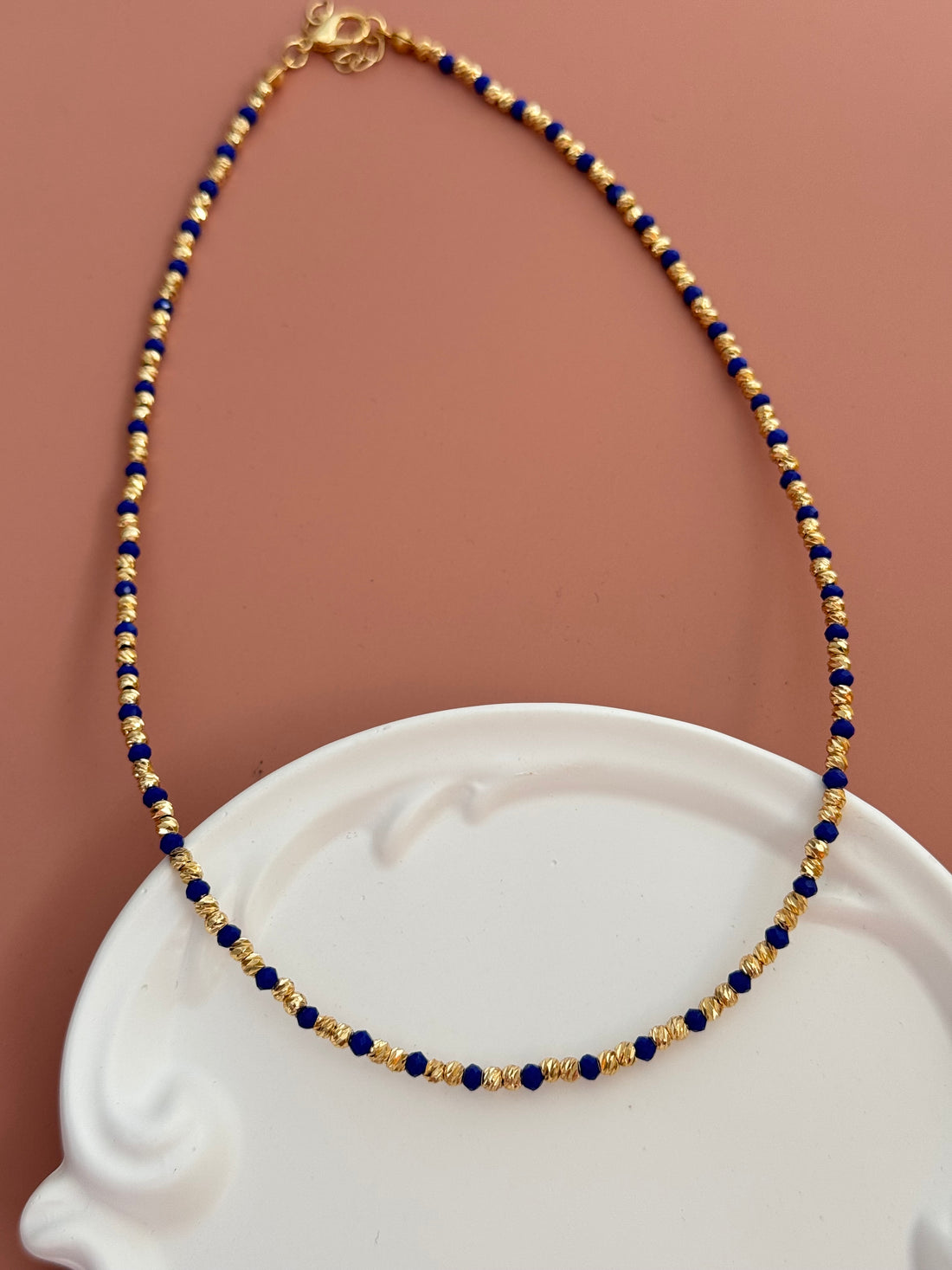 ORİN LACİVERT BONCUKLU ALTIN KAPLAMA DETAYLI KOLYE