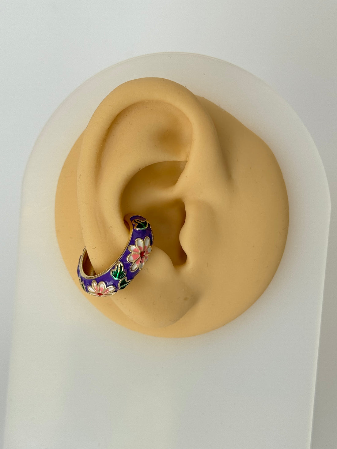 MİSA MOR MİNELİ ÇİÇEK DETAYLI KIKIRDAK KÜPE EARCUFF