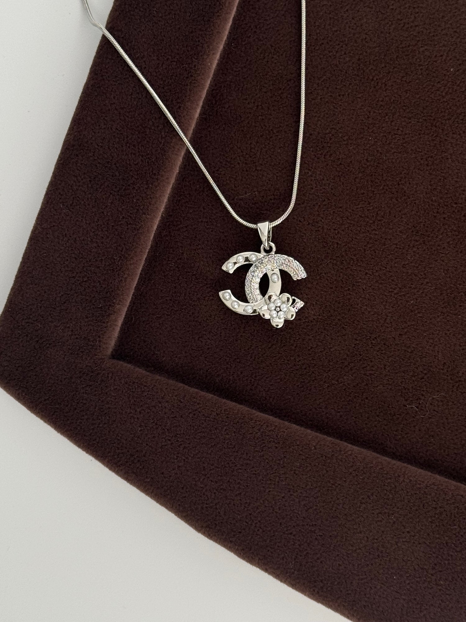 İNCİ DETAYLI MARKA MODEL SİLVER ÇELİK KOLYE