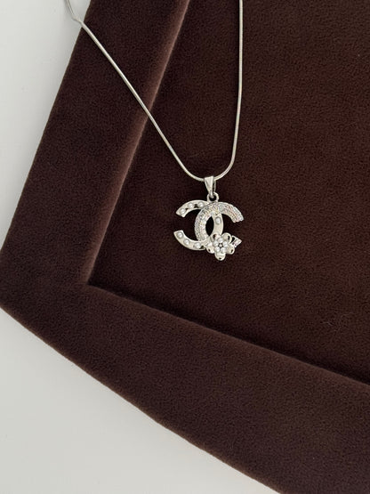 İNCİ DETAYLI MARKA MODEL SİLVER ÇELİK KOLYE