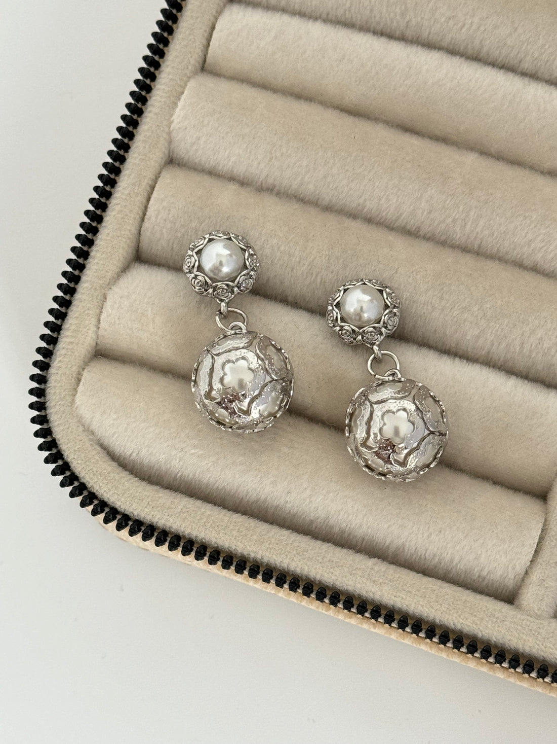 İTHAL İNCİ DETAYLI SİLVER TOP KÜPE