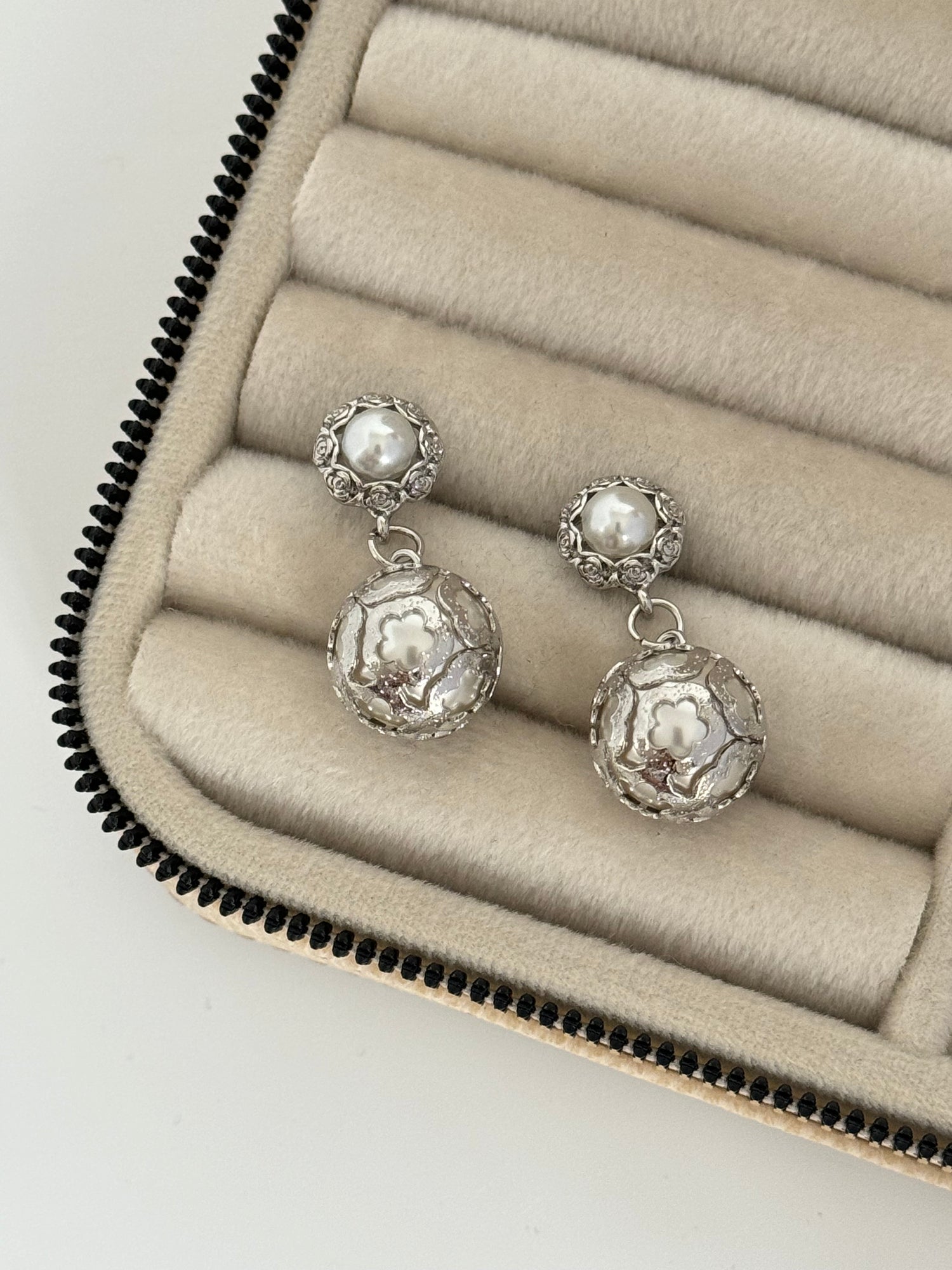 İTHAL İNCİ DETAYLI SİLVER TOP KÜPE