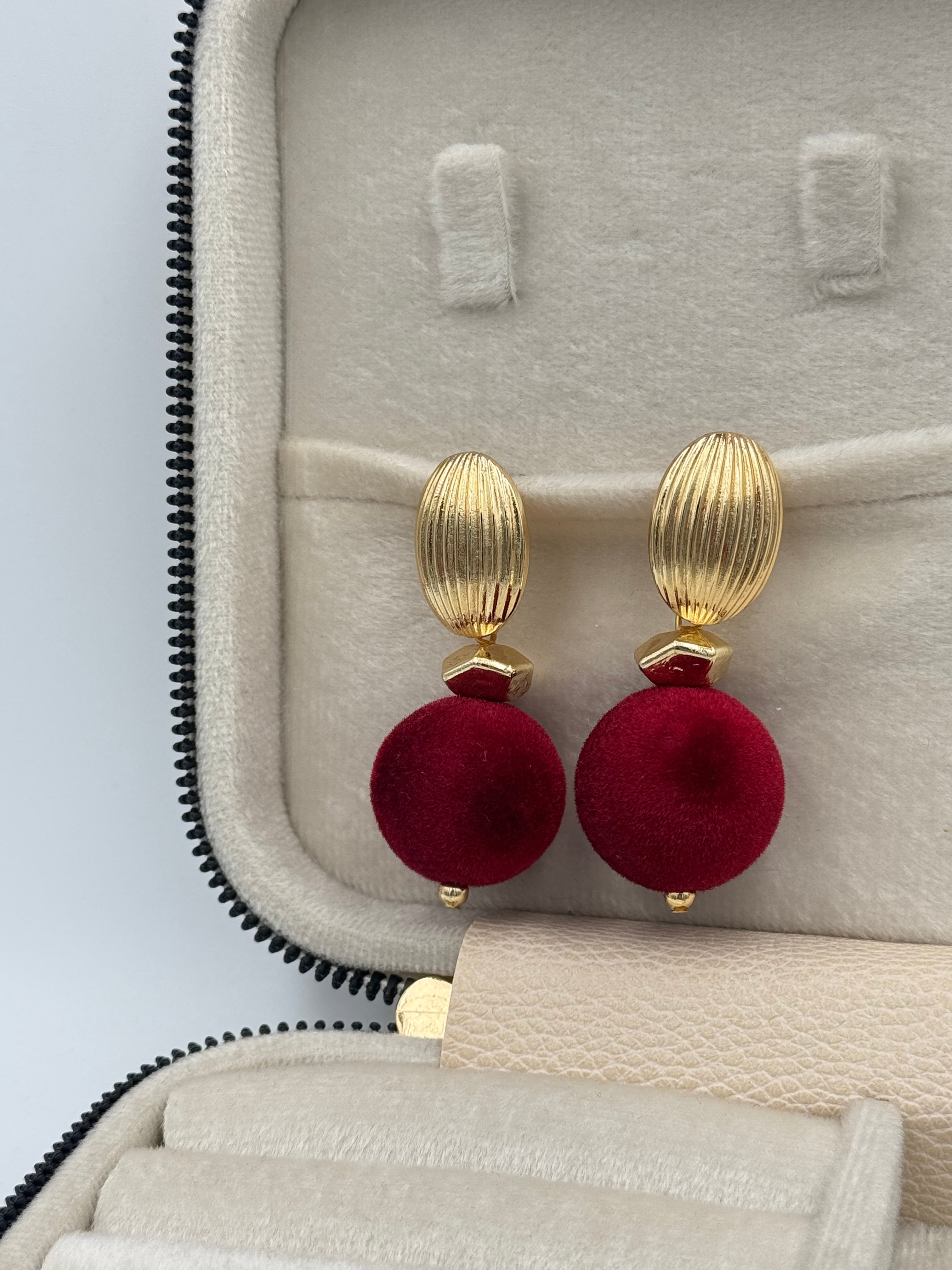İTHAL BORDO KADİFE TOP DETAYLI GOLD KÜPE