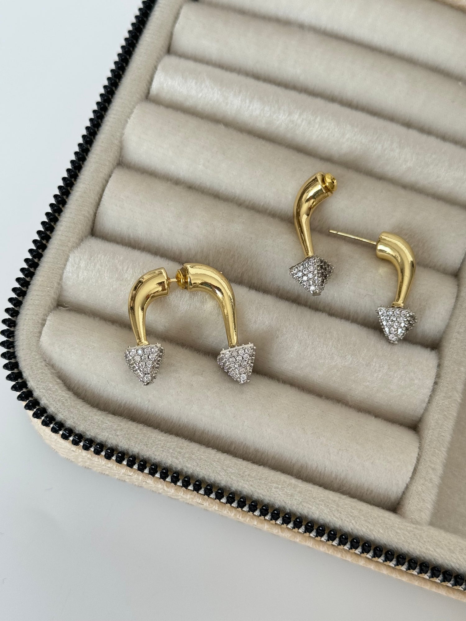 İTHAL MARKA MODEL ÇİVİ DETAYLI SİLVER TAŞ DETAYLI GOLD KÜPE