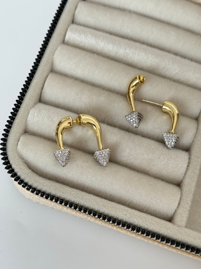 İTHAL MARKA MODEL ÇİVİ DETAYLI SİLVER TAŞ DETAYLI GOLD KÜPE