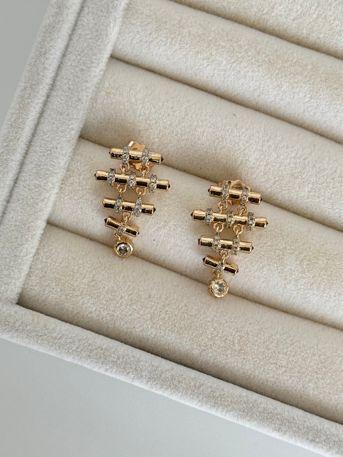 İTHAL KIRMIZI TAŞ DETAYLI GOLD LEYLA KÜPE