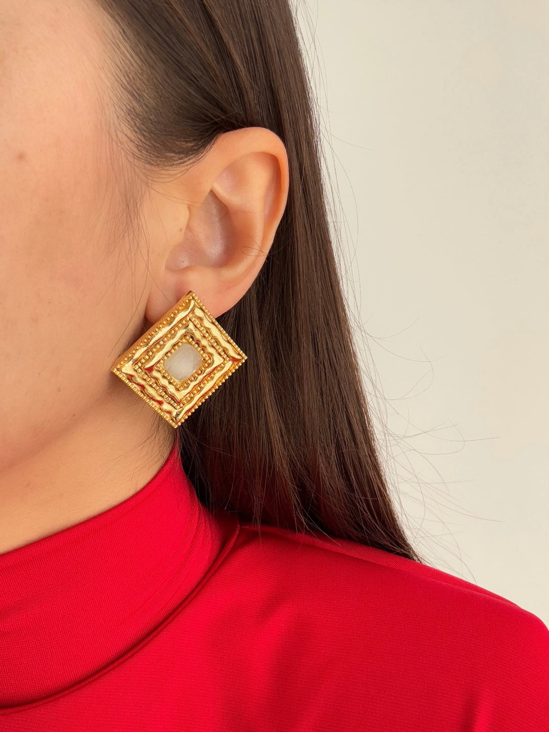 KARE MODEL BEYAZ TAŞLI ALTIN KAPLAMA KÜPE