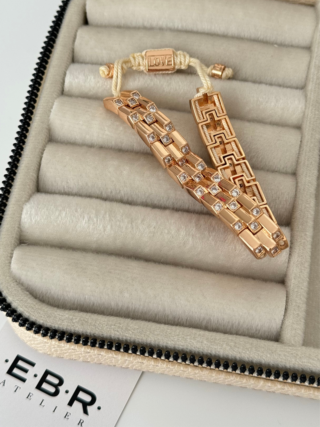 İTHAL TAŞ DETAYLI GOLD BEYAZ İPLİ BİLEKLİK