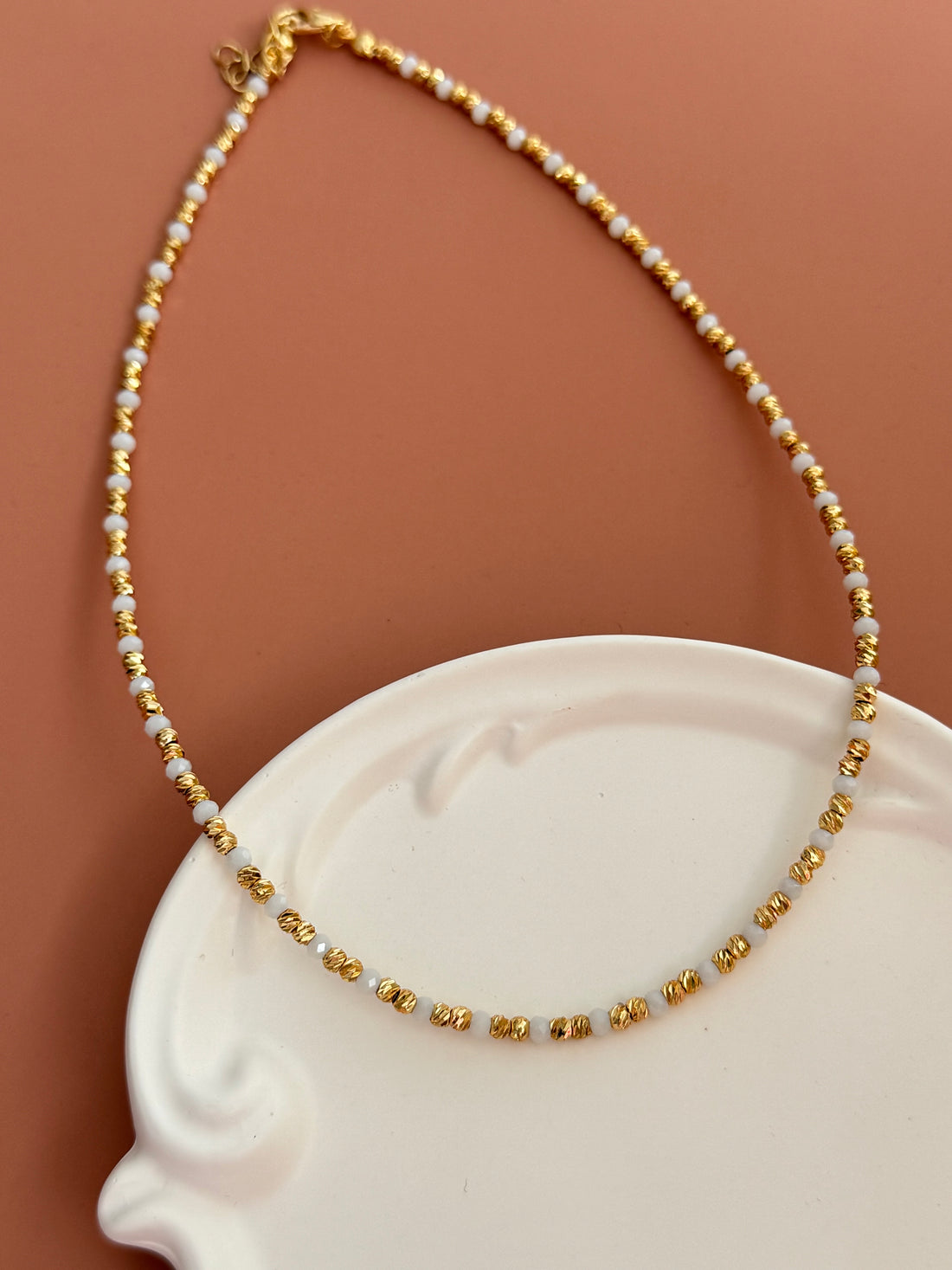 ORİN BEYAZ BONCUKLU ALTIN KAPLAMA DETAYLI KOLYE