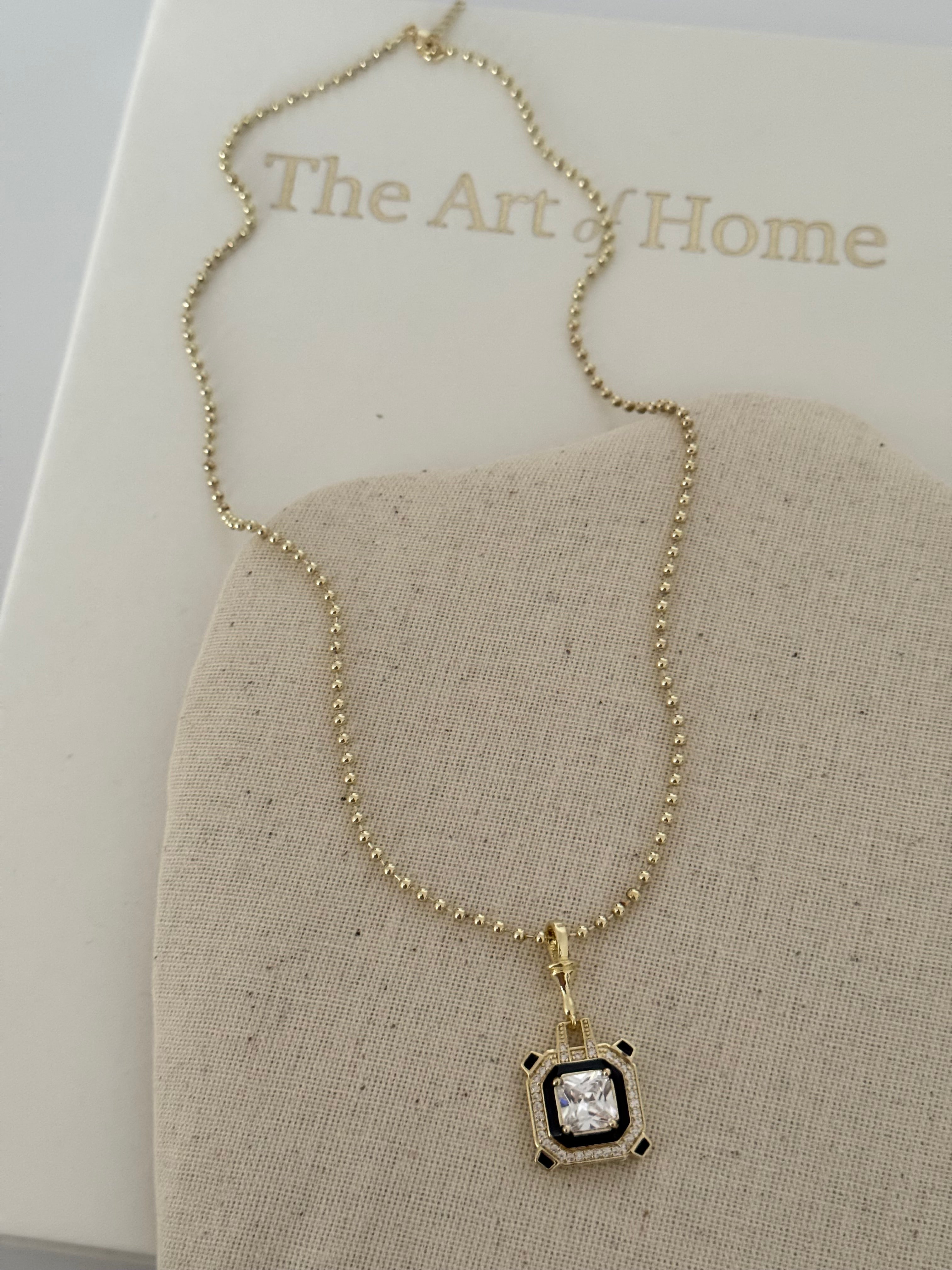 NOBLE KARE TAŞ DETAYLI SİYAH MİNE GOLD KOLYE