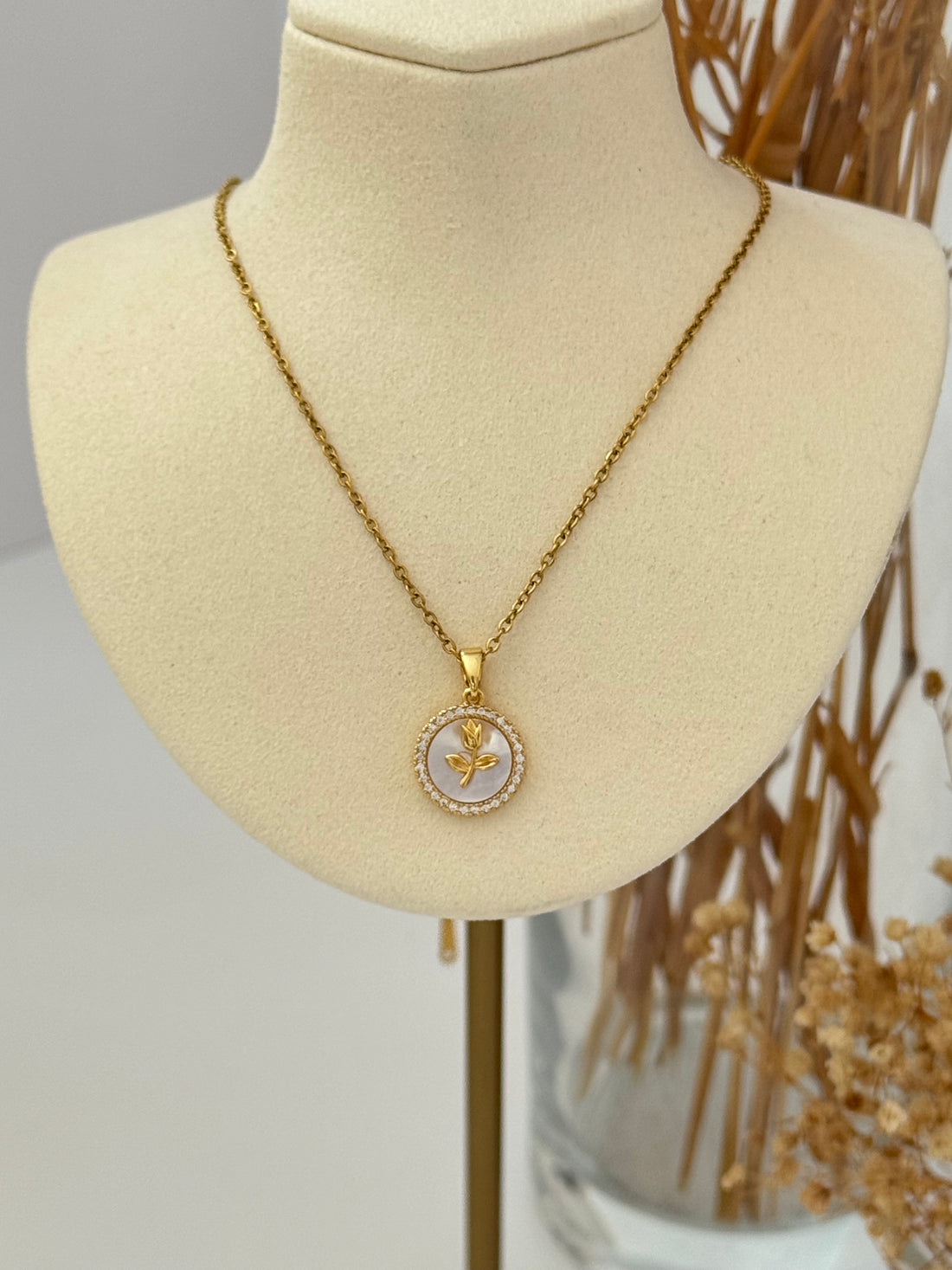 GÜL DETAYLI GOLD ÇELİK KOLYE