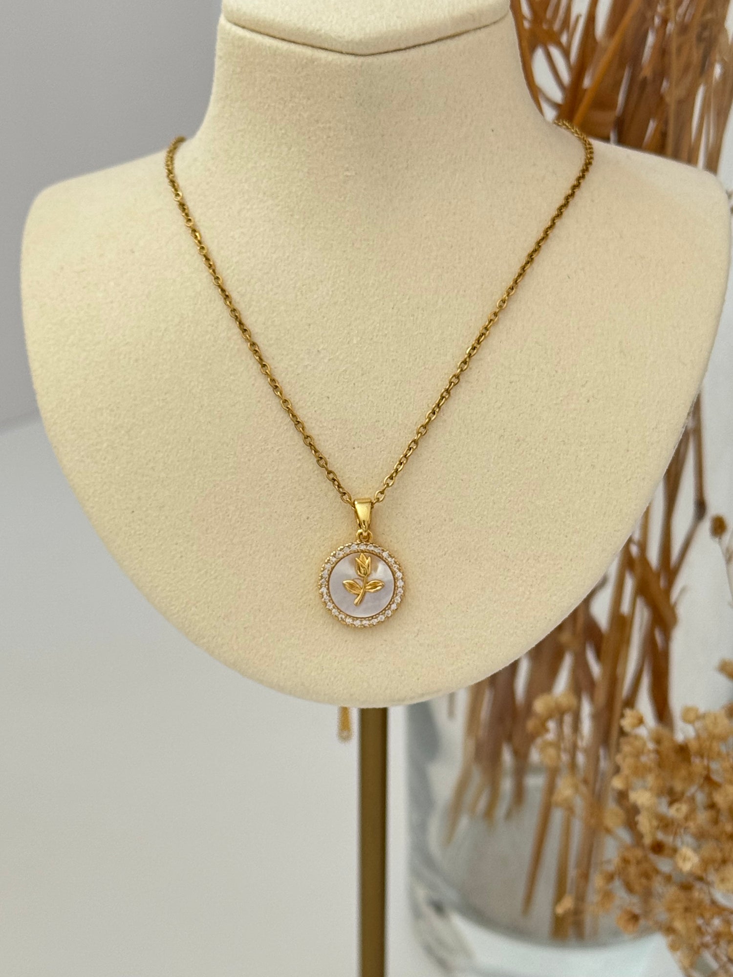 GÜL DETAYLI GOLD ÇELİK KOLYE