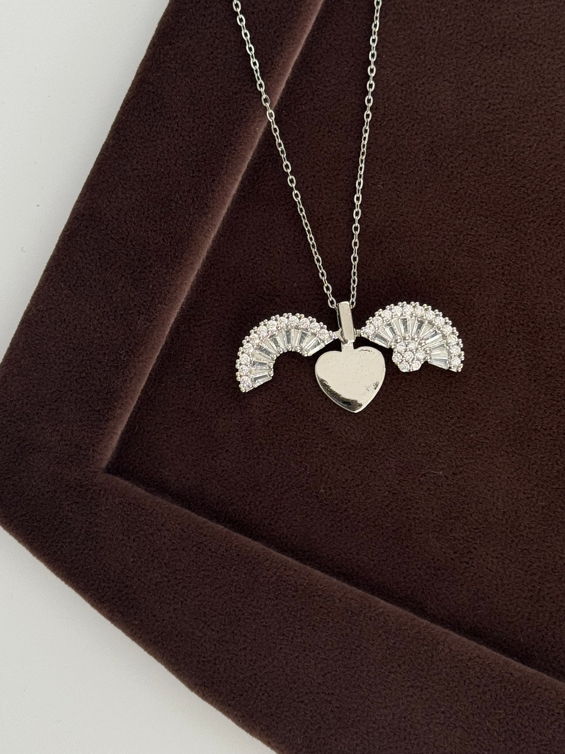 TAŞLI AÇILABİLİR KALP DETAYLI SİLVER ÇELİK KOLYE