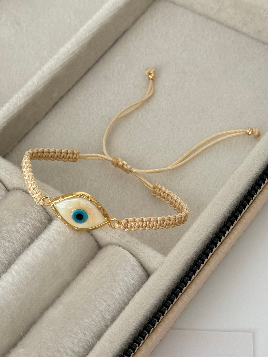 ENA KREM CAM NAZAR BONCUKLU ALTIN KAPLAMA DETAYLI İPLİ BİLEKLİK
